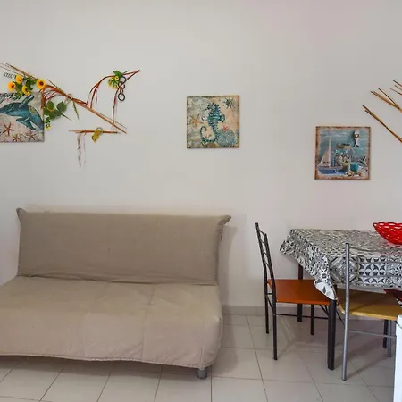 2 Bedroom Lovely In Apartamento Parghelia