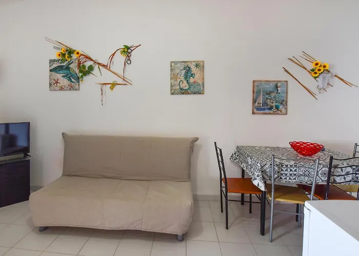 2 Bedroom Lovely In Apartamento Parghelia